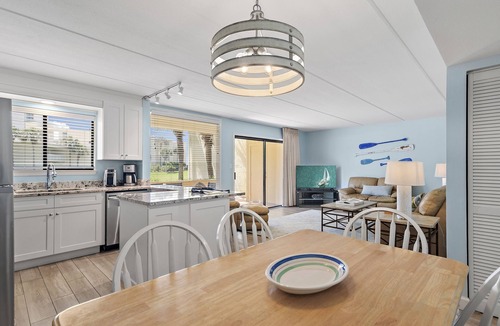 Destin Condo | Includes complimentary beach service (2 chairs, 1 umbrella) for each day!