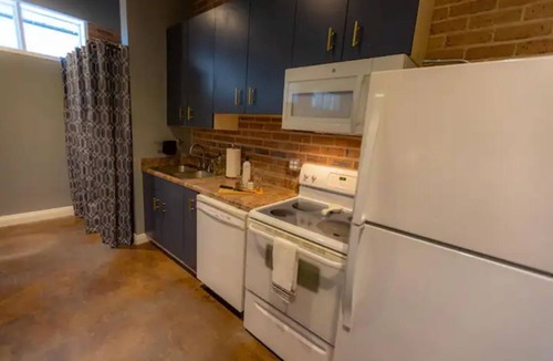 Laurel Apartment | Incognito #3 : located 1 block from The Scotsman
