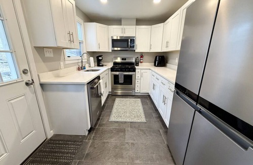 Bethel Park House | Incredible 5 bed 2 bath w/HOT TUB close to Pitt