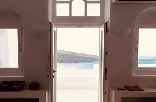 Oia House | Incredible caldera views! Full sunset, private, spacious, housekeeping - Oia!