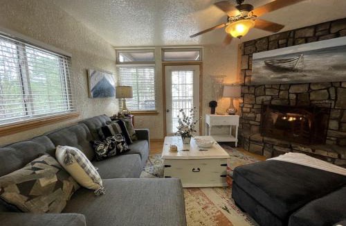 Mount Ida House | Incredible Cottage with Swimming Pool and Hot-tub on Lake Ouachita, Arkansas