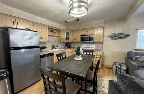 Mount Ida House | Incredible Cottage with Swimming Pool and Hot-tub on Lake Ouachita, Arkansas