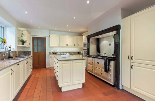 Godalming House | Incredible Countryside Getaway with Tennis Court!