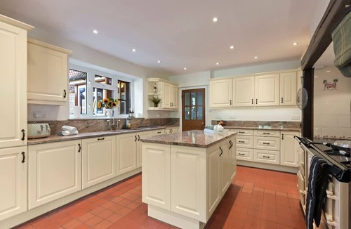 Godalming House | Incredible Countryside Getaway With Tennis Court