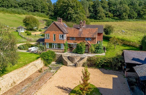 Godalming House | Incredible Countryside Getaway With Tennis Court