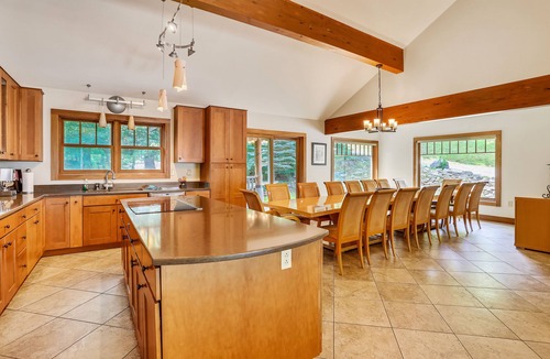 Northface House | Incredible mountain home. Walk to Timberline Mountains Salamander Trail!