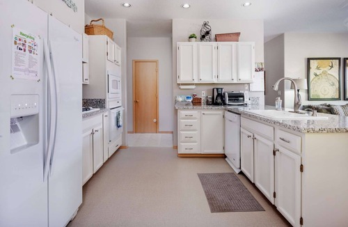 Beaverton House | Incredible Suburban Escape, Open Floor Plan With Wooded Patio, Pet Friendly, Close 2 Vineyards