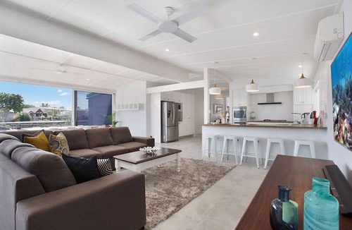 Broadbeach Waters House | INCREDIBLE VALUE - Perfect for large families