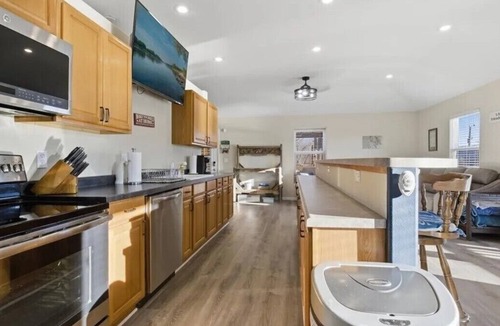Edwards House | Incredible View, Spacious 3-bedroom house, with large deck in peaceful cove 60mm