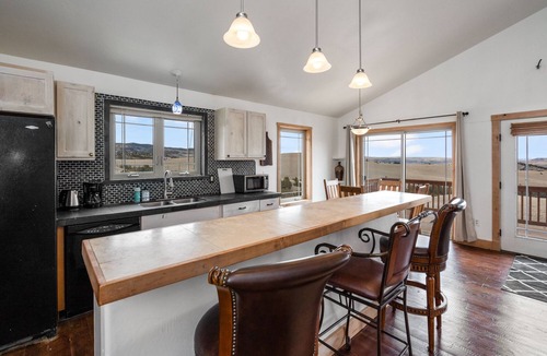 Three Forks House | INCREDIBLE VIEWS + FAST WIFI, 10 private acres