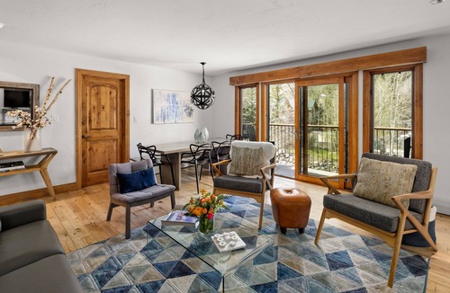 Aspen Condo | Incredible views in open 2 bedroom condo in Aspen Core! Walk to Gondola.