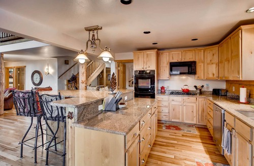 Alma Cabin | Incredible Views, Luxury Home w/Hot Tub, Fireplace, Pool Table - The Timbers at Glacier Ridge