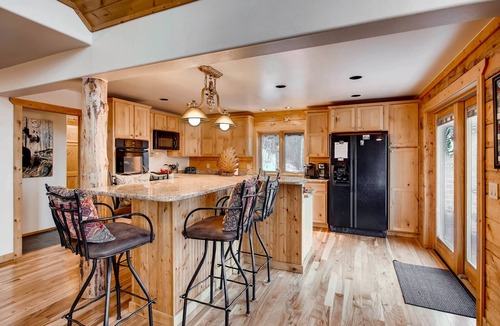 Alma Cabin | Incredible Views, Luxury Home w/Hot Tub, Fireplace, Pool Table - The Timbers at Glacier Ridge