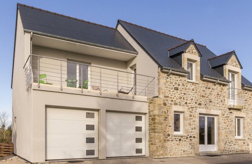 Saint-Vaast-la-Hougue Cottage | Independent house facing the sea with balcony and terrace
