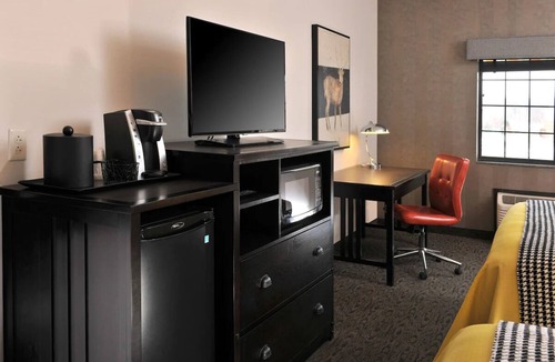 Independence Hotel | Independence Modern Lodge Retreat: Heated Pool & Whiskey Bar | 3 Units