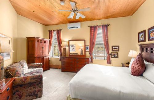 Downtown Hotel | Independence Square 308, Top Floor Hotel Room with Ideal Downtown Location