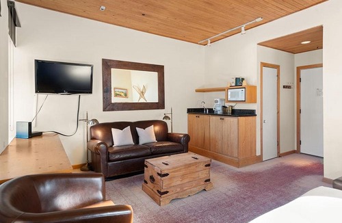 Downtown Hotel | Independence Square Unit 313, Downtown Hotel Room in Aspen with Rooftop Hot Tub