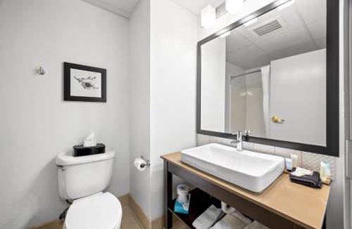 Marinette Hotel | Independence Stay Hotel & Suites