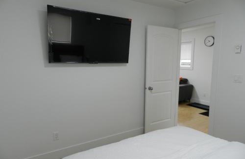 Renfrew-Collingwood House | Independent 1 BDRM laneway home near MAJOR INTERNATIONAL SPORTING EVENT FAN FESTIVAL SITE metro free parking