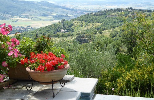 Cortona Apartment | Independent Accommodation in Villa with Private Pool and uninterrupted views