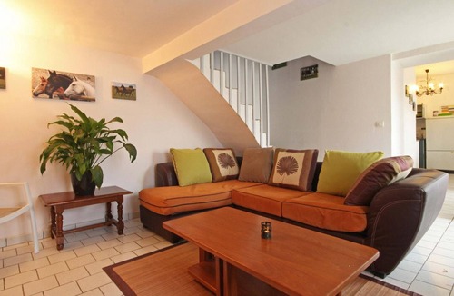 Montabard Cottage | Independent house with garden at equestrian, pets allowed