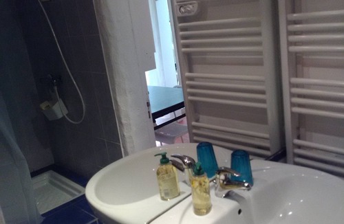 Les Angles House | Independent room with its private bathroom, in a garden near Avignon