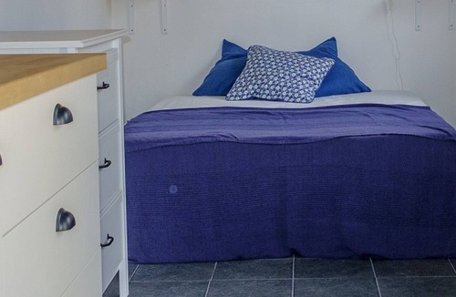 Almoinha Apartment | Independent studio in a private propertiy with garden and swimming pool