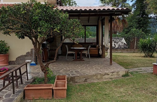 Lake Bracciano Villa | Independent villa with private beach on the lake