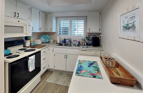 Ormond Beach Condo | Indies House 408 | Ocean-View + Pool Access