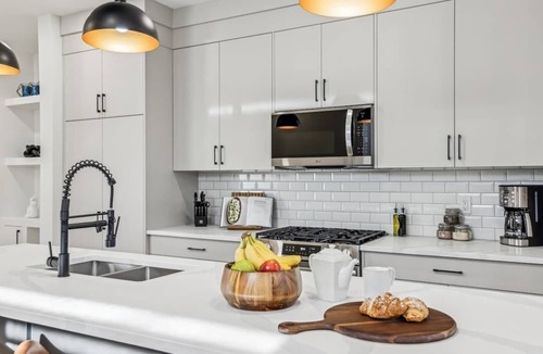 Southwest Calgary Condo | Indoor Fireplace 3 Kings Free Parking Desk
