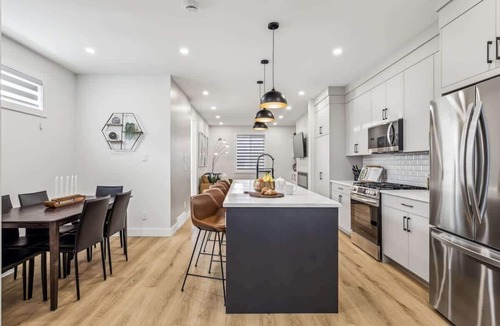 Southwest Calgary Condo | Indoor Fireplace 3 Kings Free Parking Desk