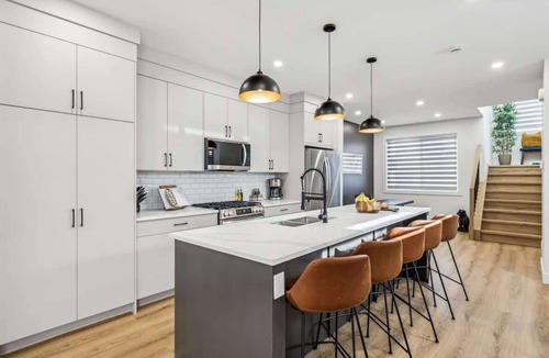Southwest Calgary Condo | Indoor Fireplace 3 Kings Free Parking Desk