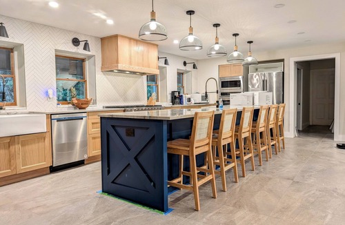 Yulan House | Indoor Pool, 7 bdrm, Designer Home, Hot Tub, Stunning Kitchen
