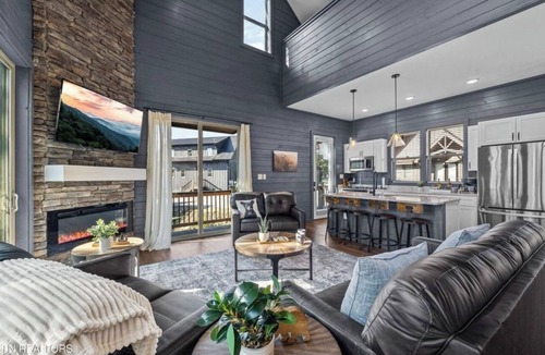 Sevierville Cabin | Indoor pool,Fire Place, Hot Tub, Game Room, WiFi, AC, Sleep 10. Douglas Lake.