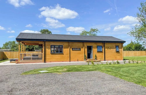 Pattiswick Cottage | Indulge and delight at this wonderful lodge, with your own private hot tub.