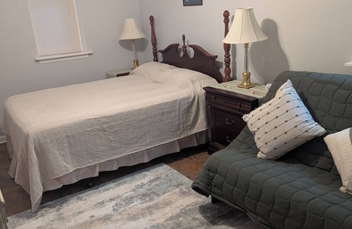 Middletown House | INDULGE - FRESH FLOWERS, MANY AMENITIES