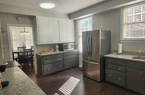 Montgomery House | Indulgent Downtown Retreat - Beautiful Historic Home - 8 Guests - 4 Beds