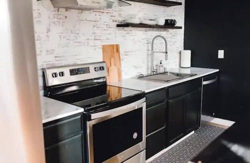 Kennewick House | Industria - Private ground floor apartment, loaded with amenities.