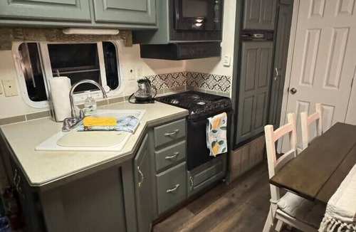 Southeast Salem House | Industrial Glamping Hideaway by Downtown