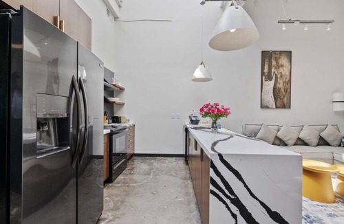 North Oakland Apartment | Industrial Loft 5 min to Children’s Hospital, slps 4