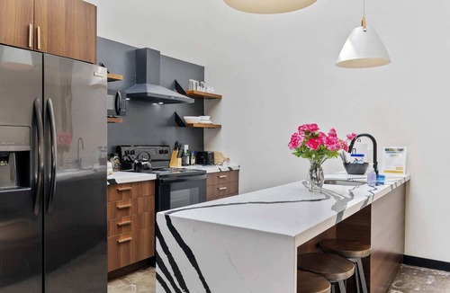 North Oakland Apartment | Industrial Loft 5 min to Children’s Hospital, slps 4