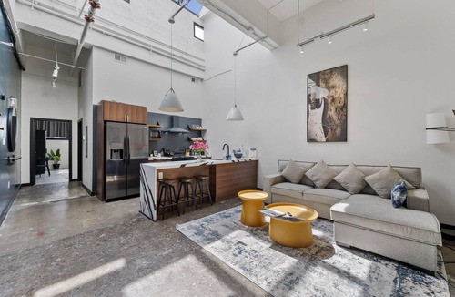 North Oakland Apartment | Industrial Loft 5 min to UPMC Shadyside CMU Pitt, sleeps 4