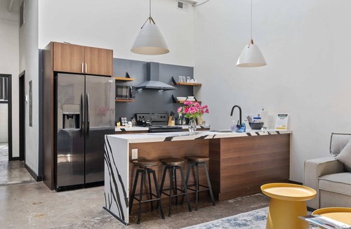 North Oakland Apartment | Industrial Loft 5 min to UPMC Shadyside CMU Pitt, sleeps 4