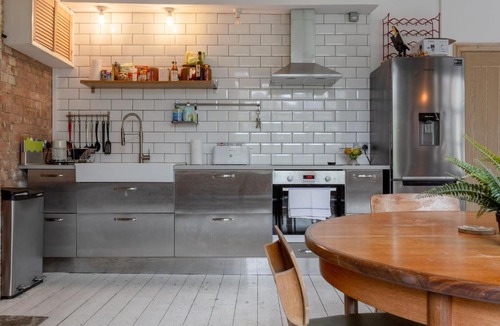 Victoria Apartment | Industrial Open Plan Studio in Hackney