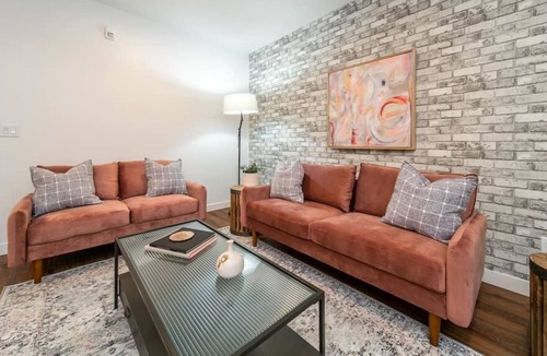 North Central Edmonton Condo | ✦Industrial Romantic✦ U/G Parking ✔5 min ❤ of DTN!