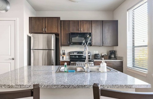 Mile Square Apartment | Indy Downtown Comfort—Free Parking & Modern Style