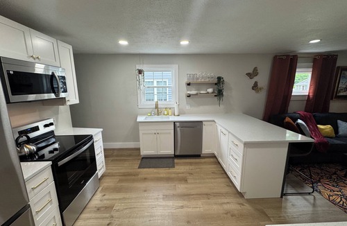 Indianapolis House | Indy State Fair: Hot Tub, Corn Hole, Fast Wifi