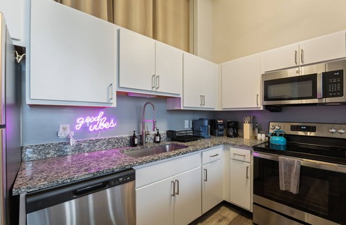 Mile Square Apartment | IndyUrbanNest Sleeps8 Skywalk Convention Center Stadium