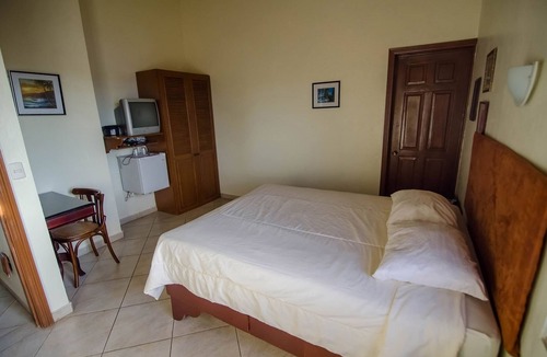Villas Ana Maria Hotel | Inexpensive room near clubs, free breakfast, pool/AC/hot water/Cable TV/Wi-fi