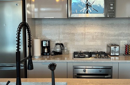 Gastown Apartment | Infinite blue